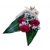 TRIO DE ROSAS NA JUTA DISPONÍVEL COM ROSAS BRANCAS, COR DE ROSAS E CHAMPANHE