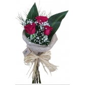 TRIO DE ROSAS NA JUTA DISPONÍVEL COM ROSAS BRANCAS, COR DE ROSAS E CHAMPANHE